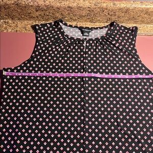 😻PLUS SIZE BEAUTY Liz Claiborne Black and Pink Geometric Blouse
